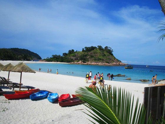 团员们接受泰国【<em>少女献花</em>】并前往品质团酒店