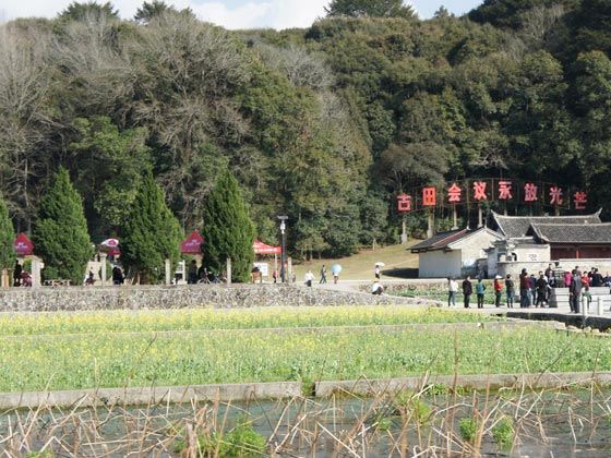 温馨家园早餐后驱车赴位于福建省永定县游览永定洪坑土楼民俗文化村 (车程约2.5小时)世界文化遗产地、福建土楼之都--【永定客家土楼民俗文化村】(游览2小时),参观世界独一无二的神奇民居、美国情报卫星发现的导弹发射基地世遗的客家土楼群,土楼王子--振成楼、府第式的方型土楼--福裕楼、最小的袖珍圆楼--如升楼、布达拉宫式的土楼--奎聚楼,感受浓郁的客家文化。后前往【上杭古田】(1.