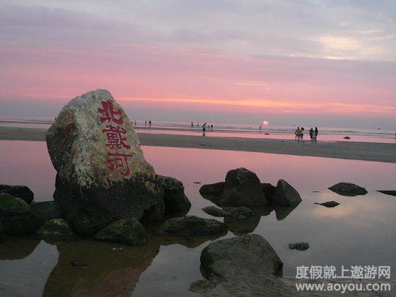游览全国著名的海上观日出观潮最佳处【鸽子窝公园】(约60分钟),赶海、拾贝。登临鹰角亭观中国保存最完好的湿地鸽子窝大潮坪。瞻仰毛主席雕像,领略伟人毛泽东《浪淘沙北戴河》的磅礴气势。参观北戴河深海养殖基地(约60分钟)。后游览【南戴河国际娱乐中心】(120元自理;约4小时),乘摩天轮观景区全景,参加滑沙,滑草,悬挂式(往复式)过山车,碰碰车,海盗船,天旋地转,飞毯等几十项挑战极限等惊险刺激的娱乐活动,观鸟艺表演,乘森林小火车在森林中探险,中华荷园观江南水乡风光。